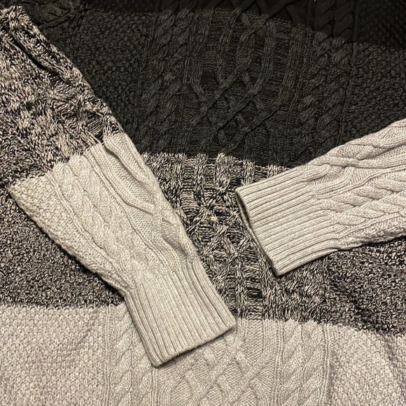 GIORDANO Long‎ Sleeve Gray and Black Sweater Size Medium - Picture 3 of 7